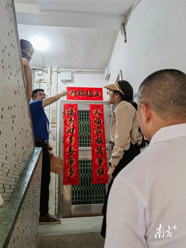 检查住在楼房楼道改造情况。唐梦 摄