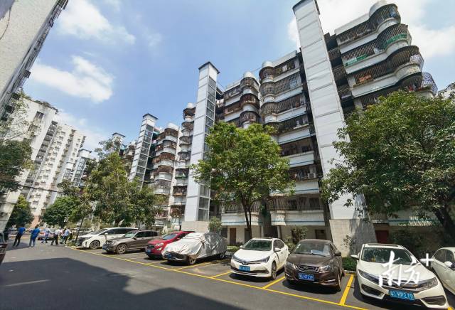 改造完工的老旧小区，都安装了电梯，小区环境舒适，景观变美了。唐梦 摄