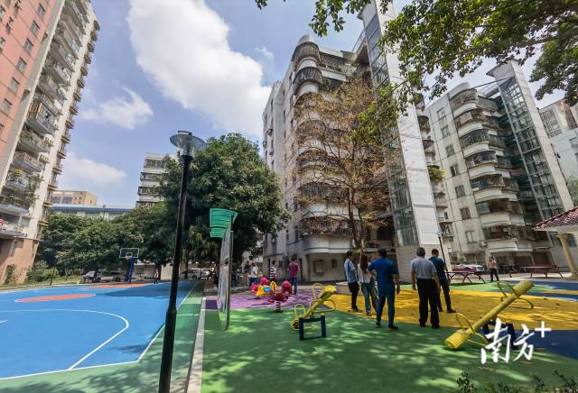 考评组在南海区南海大道北的翠云苑已改造完工的小区内验收。唐梦 摄