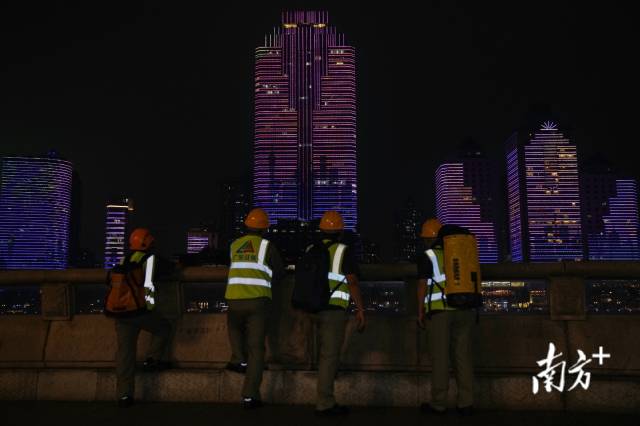 楼面灯光维护人员每天结束楼面作业后，还要在晚上检查楼面灯光黑点。