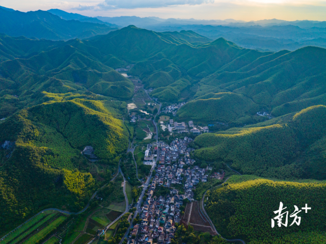 在“两山”理论指引下，美丽生态已成为余村的一张“金名片”。
