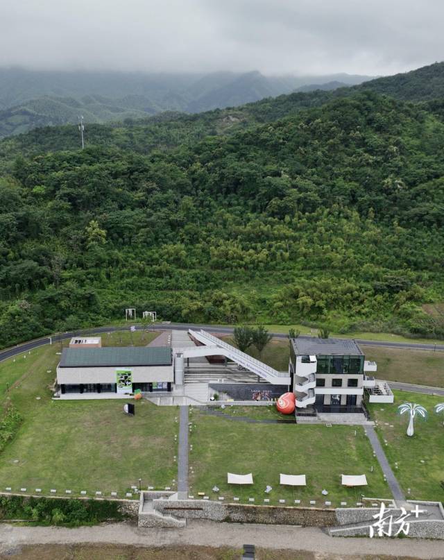 湖州市安吉县余村的“余村印象”青年图书馆。