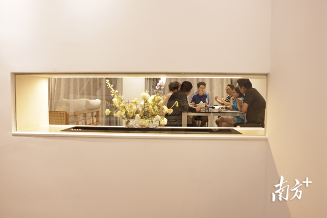 民宿经营者、音乐人罗志强正在与团队筹办莫干山音乐节。