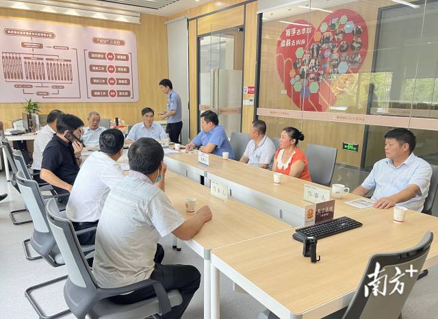 “老杨调解中心”正在受理纠纷案件，“有事找老杨”已经成为了当地群众的口头禅。