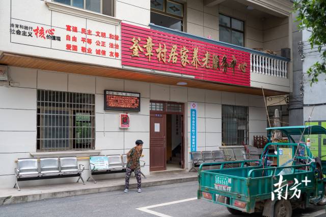 金华市金东区岭下镇釜章村居家养老服务中心，每天为二十五六位老人供餐，已经坚持近20年。