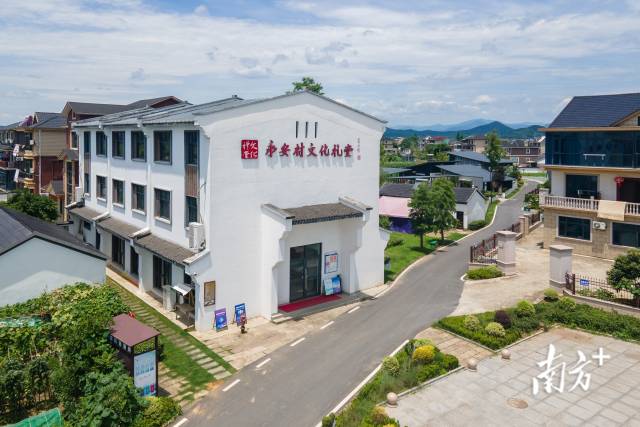 浙江建起了一批集学教、礼仪、娱乐于一体的综合性农村文化礼堂。图为杭州市余杭区余杭街道办永安村文化礼堂。