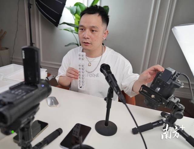 淘宝店店主袁沛权在直播中介绍独家技术养殖的淡水珍珠。