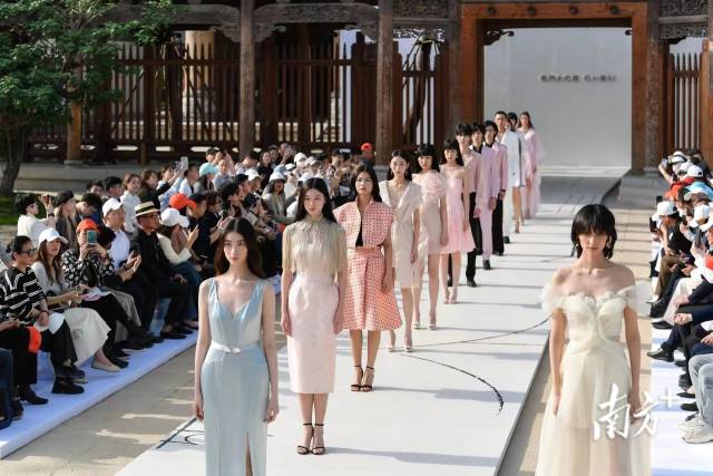 4月10日至16日举行的2023濮院时装周，主会场设在嘉兴桐乡市的濮院时尚古镇。