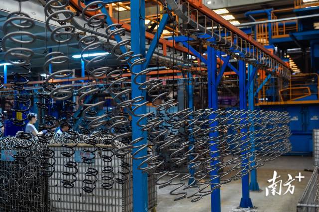 国家级专精特新“小巨人”企业、浙江省“隐形冠军”培育对象——华纬科技公司的车用高端弹簧生产车间。