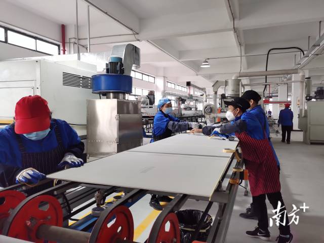 南庄是中国建陶工业重镇。图为源烯新材料生产车间。罗湛贤 摄