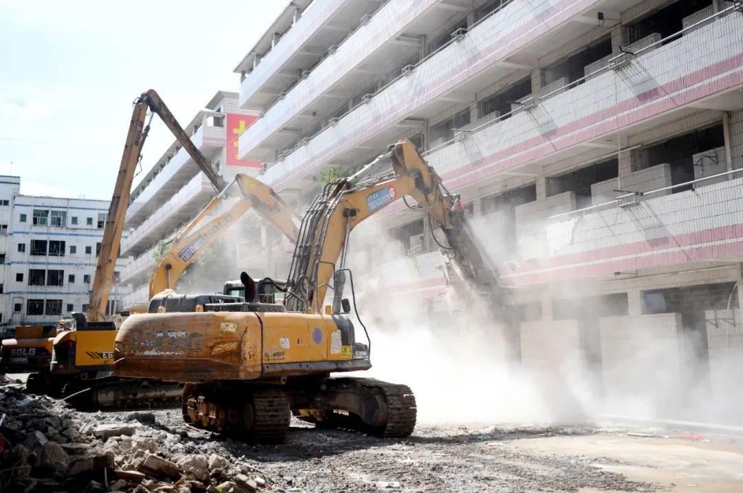 凤岗镇首个城中村改造项目拆除工作启动