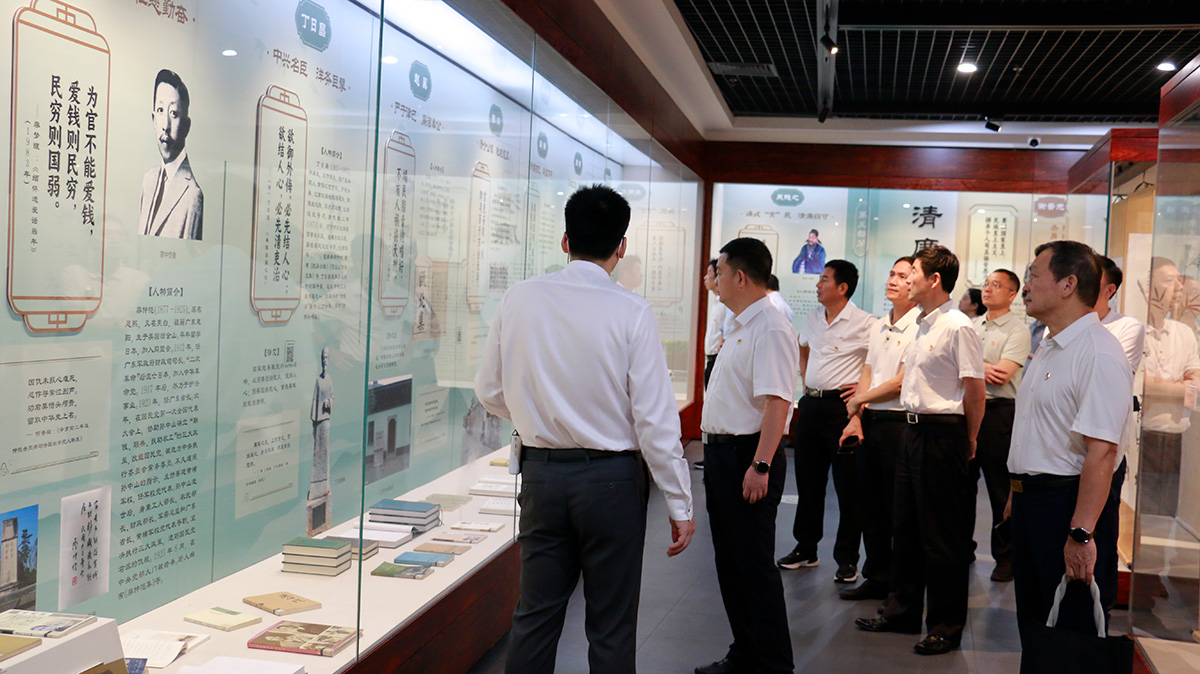 哔咔漫画
组织厅直属机关复转军人开展庆“八一”主题活动2.jpg