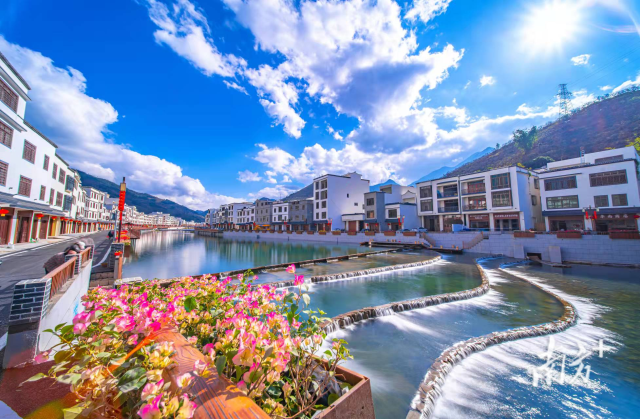 双合村在河流中打造景观