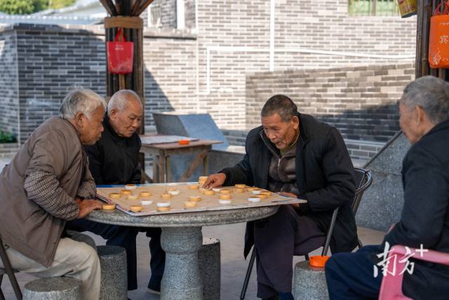 镇上居民在身边的小公园内休闲