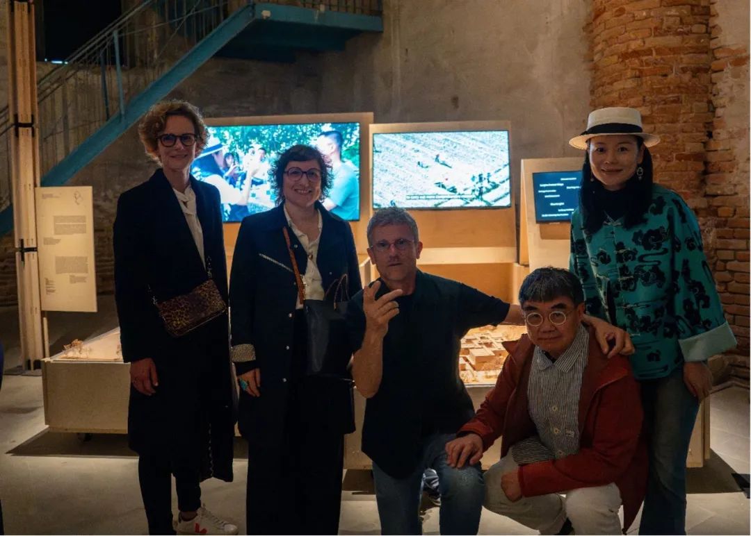 总策展人卡洛&middot;拉蒂在“塱头实验”装置前与张永和、沈旻（右）合影.jpg