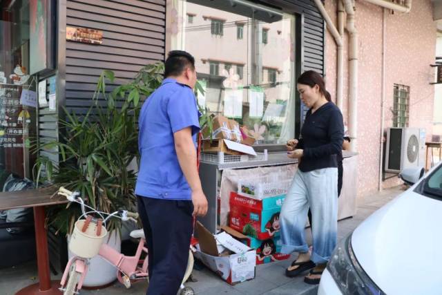 城管片长现场指导商户履约前后对比.jpg